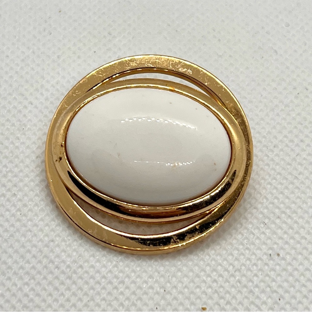 Vintage Jewlery AVON Glass White Cabochon Gold Tone Pin‎ Brooch